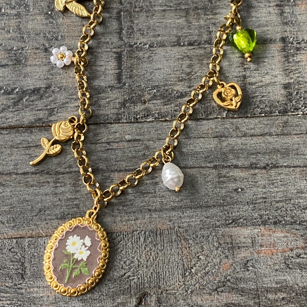 NEW Gold Charm Necklace With Floral Pendant - Picture 7 of 7